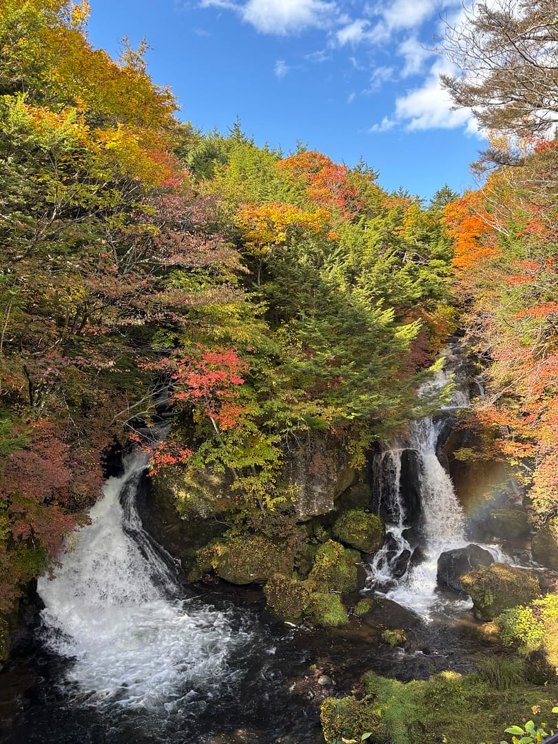 晴れ間の竜頭の滝と紅葉